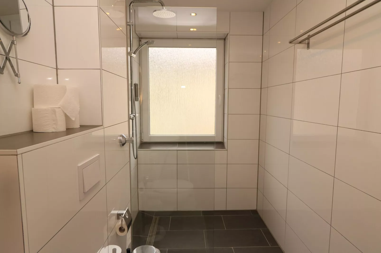 Zentrales Apartment in Messenähe-Bathroom