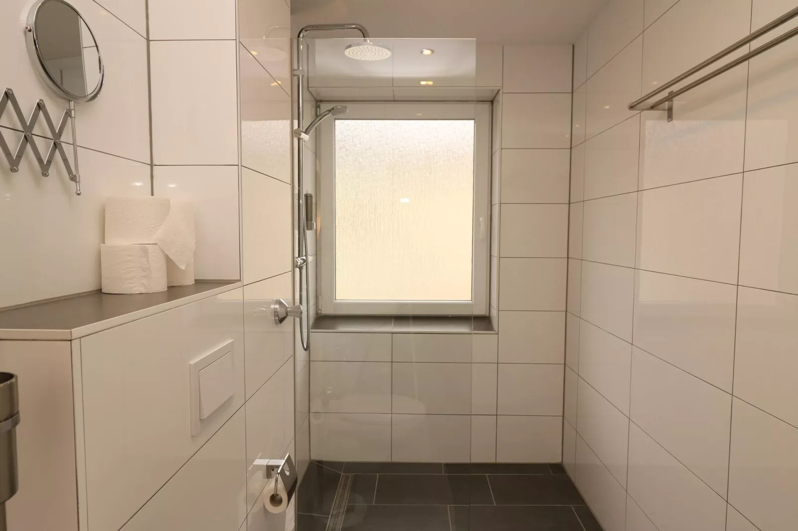 Zentrales Apartment in Messenähe-Bathroom