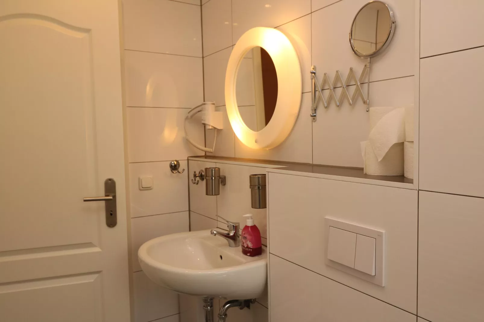 Zentrales Apartment in Messenähe-Bathroom