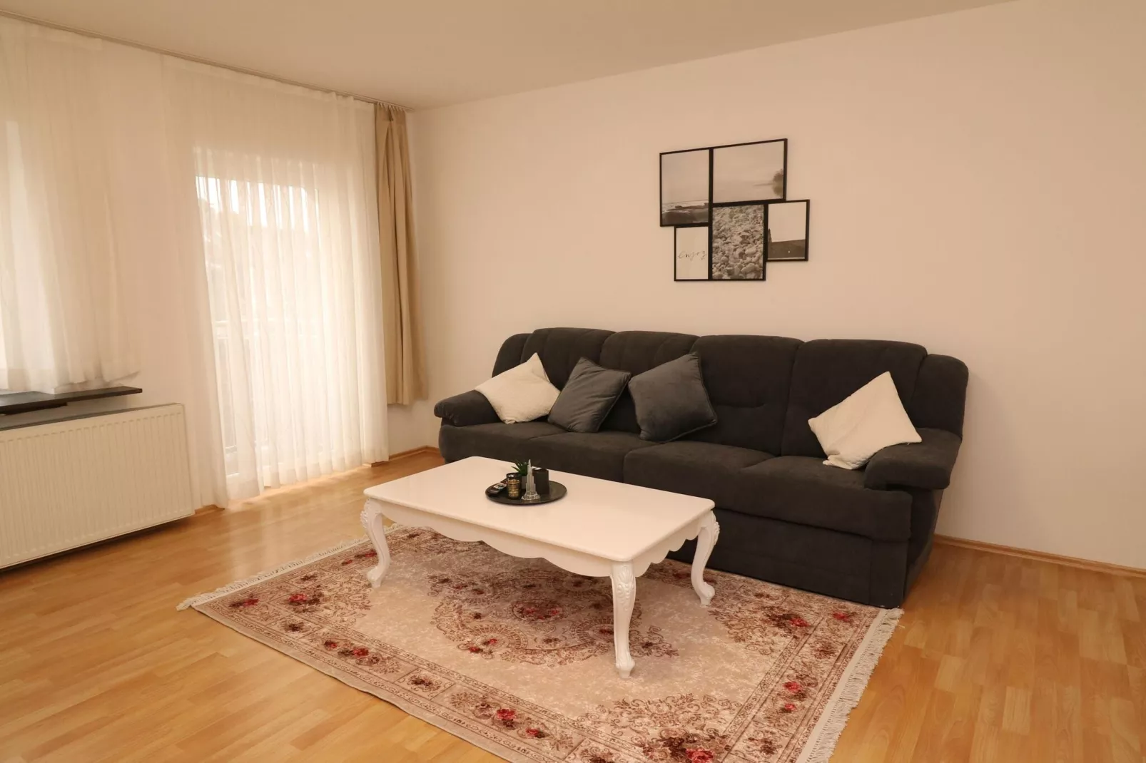 Zentrales Apartment in Messenähe-Living room