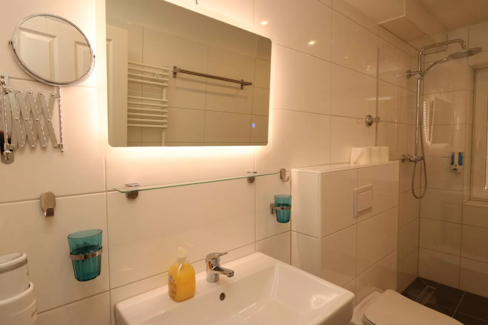 Zentrales Apartment in Messenähe-Bathroom