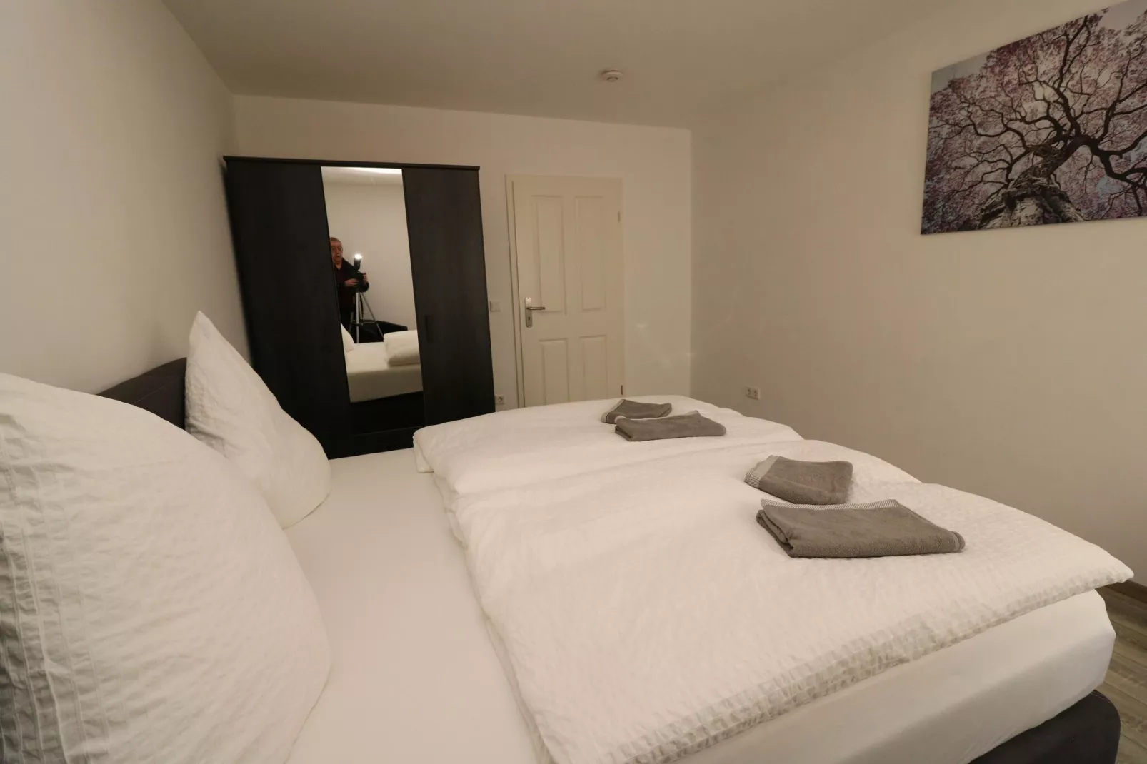 Zentrales Apartment in Messenähe-Bedroom