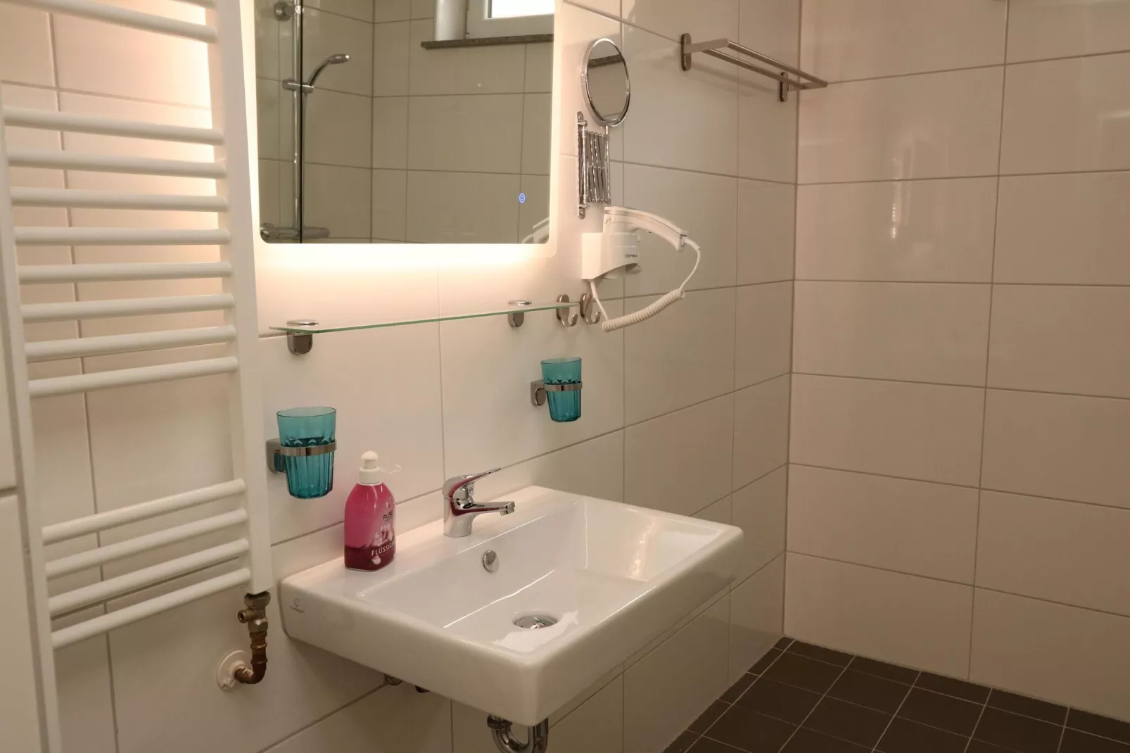 Zentrales Apartment in Messenähe-Bathroom