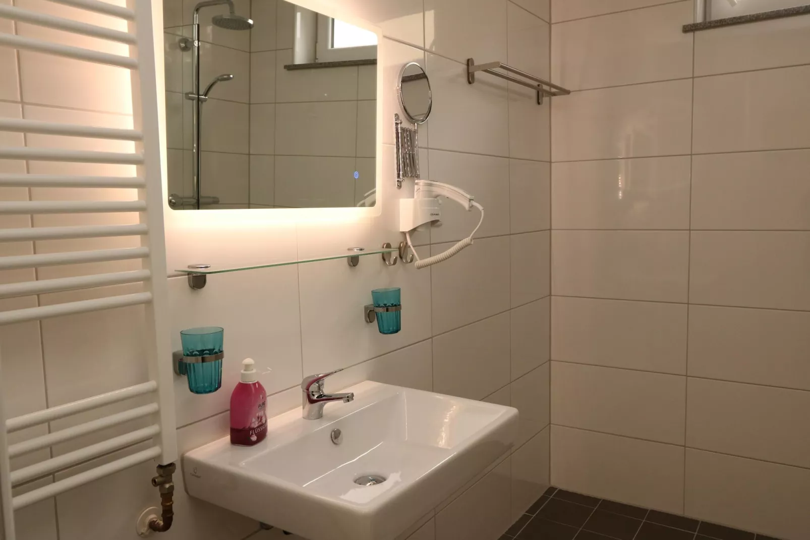 Zentrales Apartment in Messenähe-Bathroom