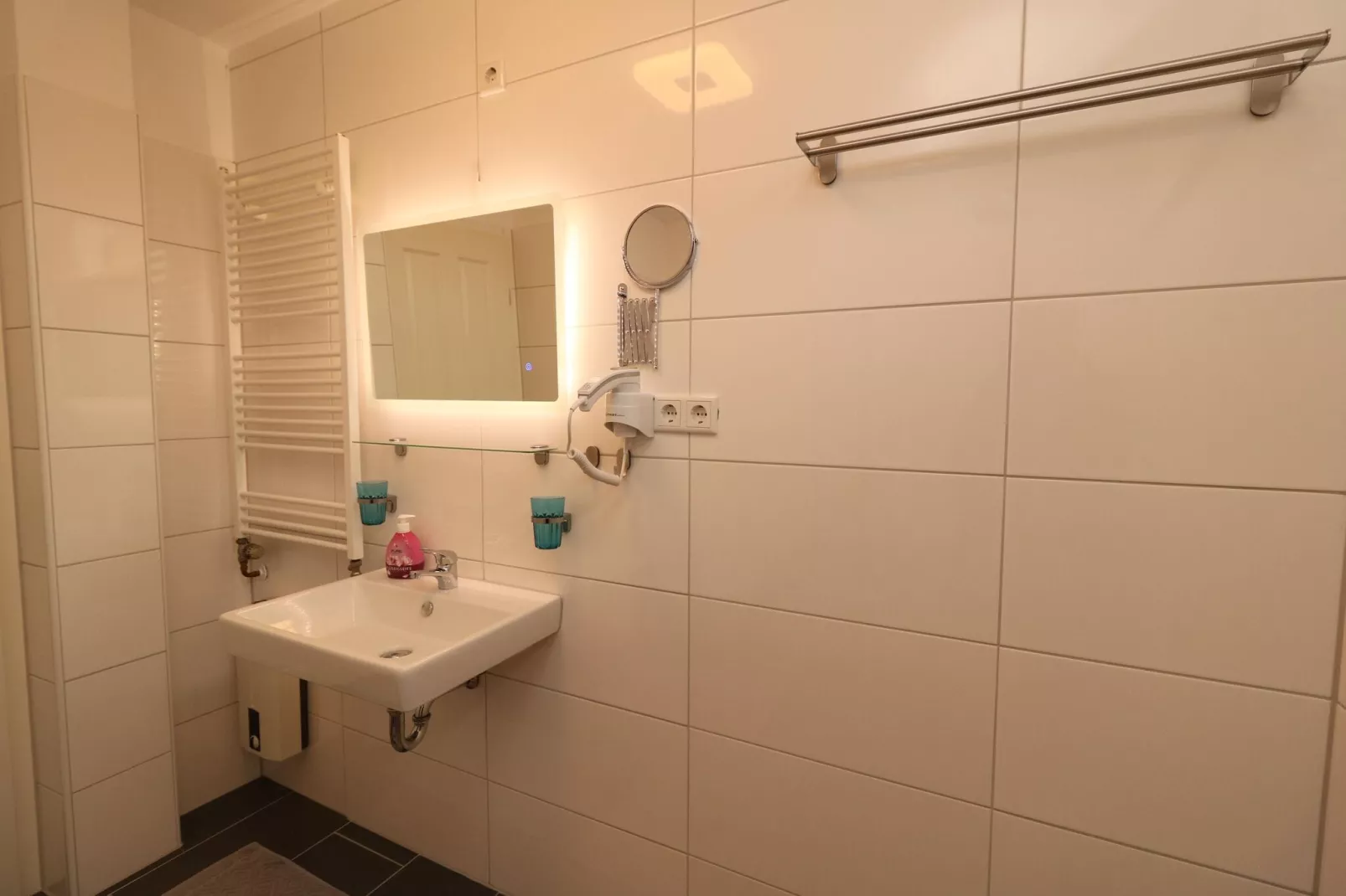 Zentrales Apartment in Messenähe-Bathroom