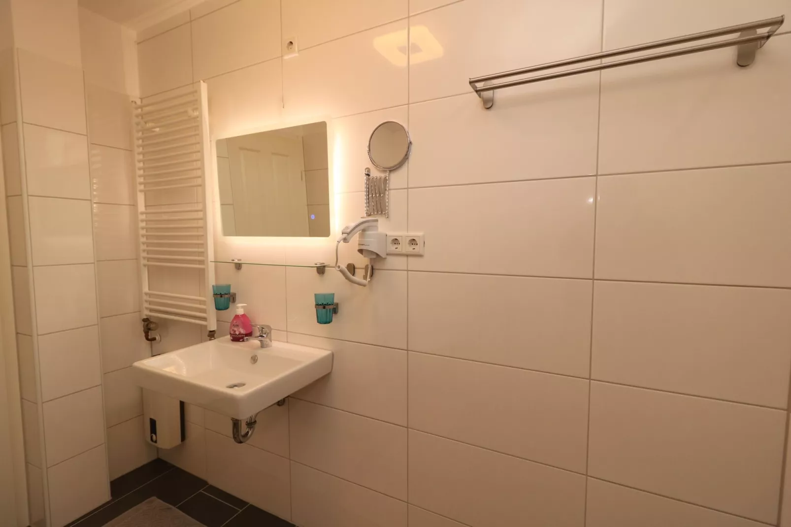 Zentrales Apartment in Messenähe-Bathroom