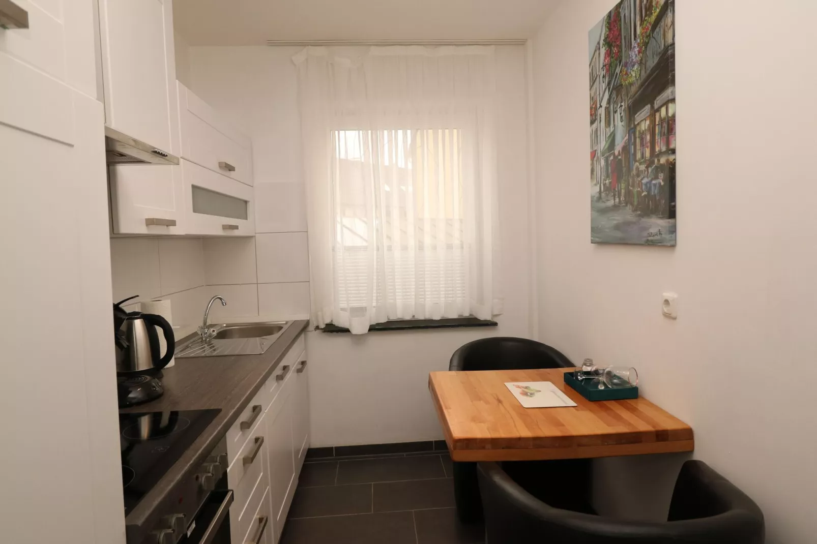 Zentrales Apartment in Messenähe-Kitchen