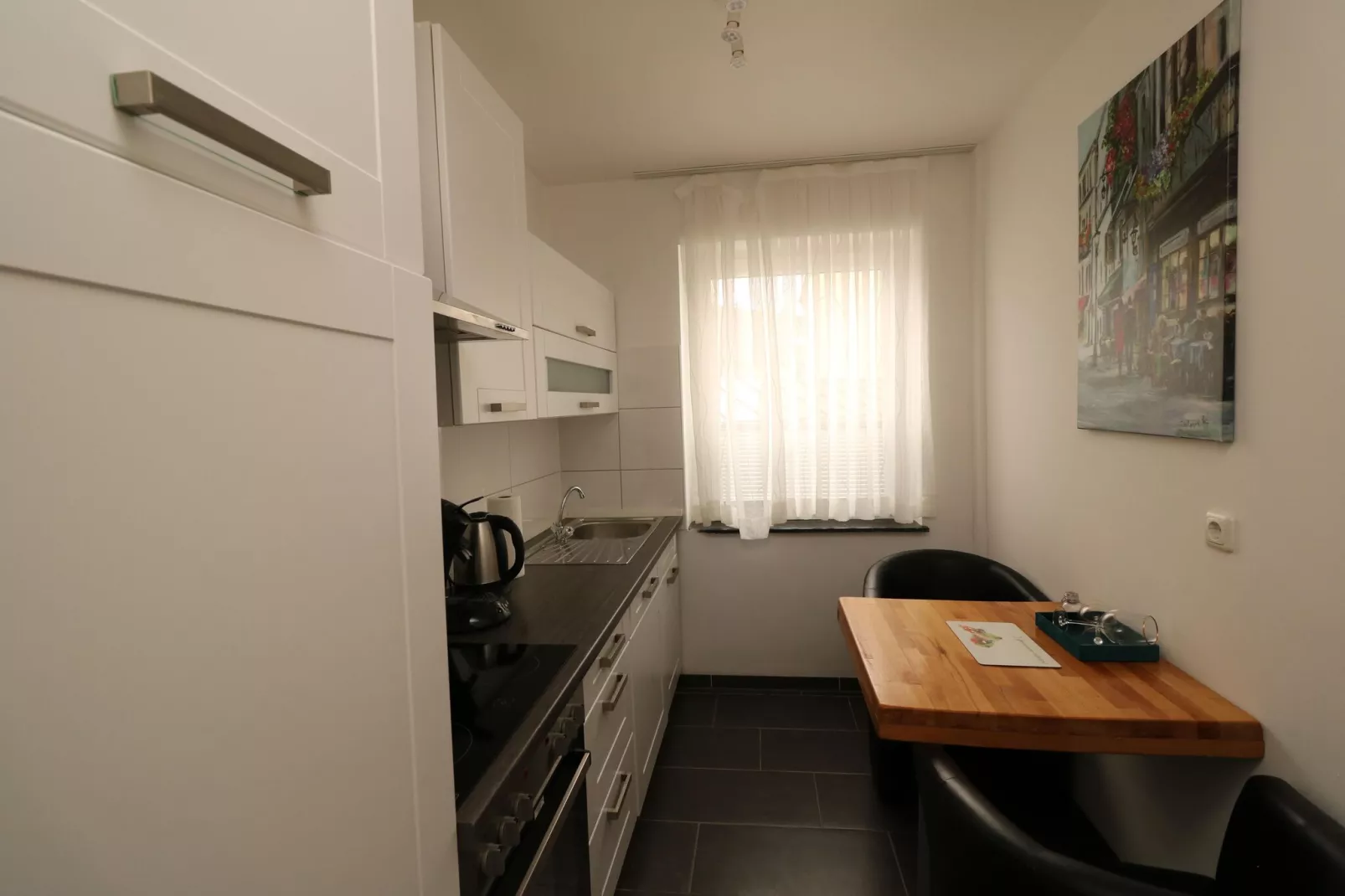 Zentrales Apartment in Messenähe-Kitchen
