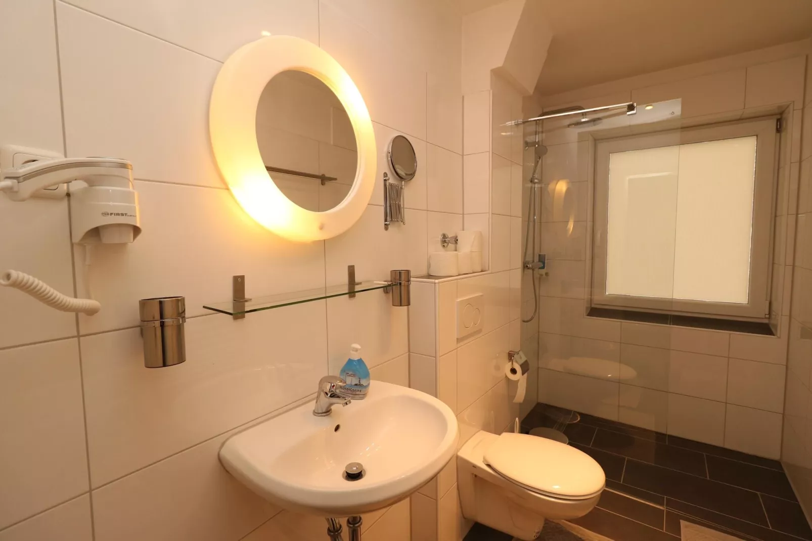 Zentrales Apartment in Messenähe-Bathroom