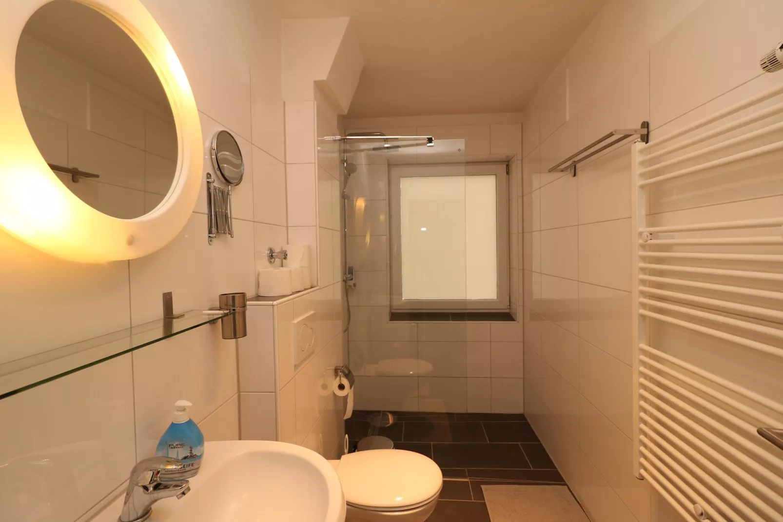 Zentrales Apartment in Messenähe-Bathroom