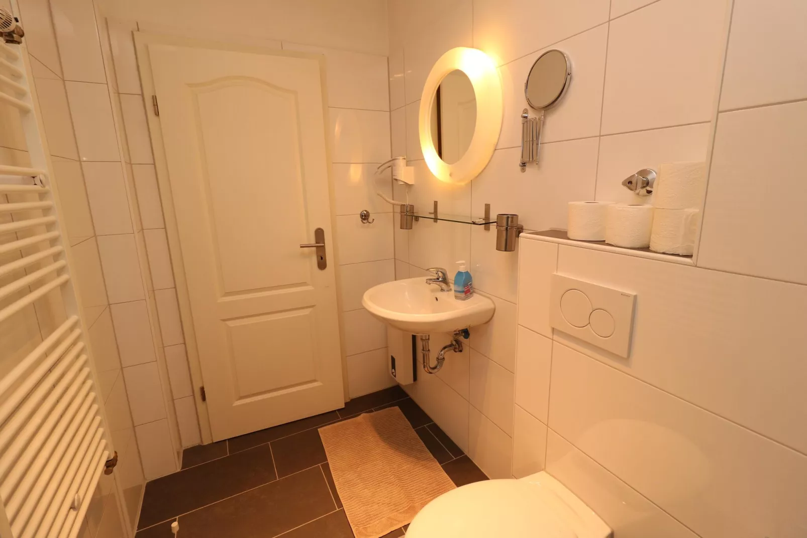 Zentrales Apartment in Messenähe-Bathroom