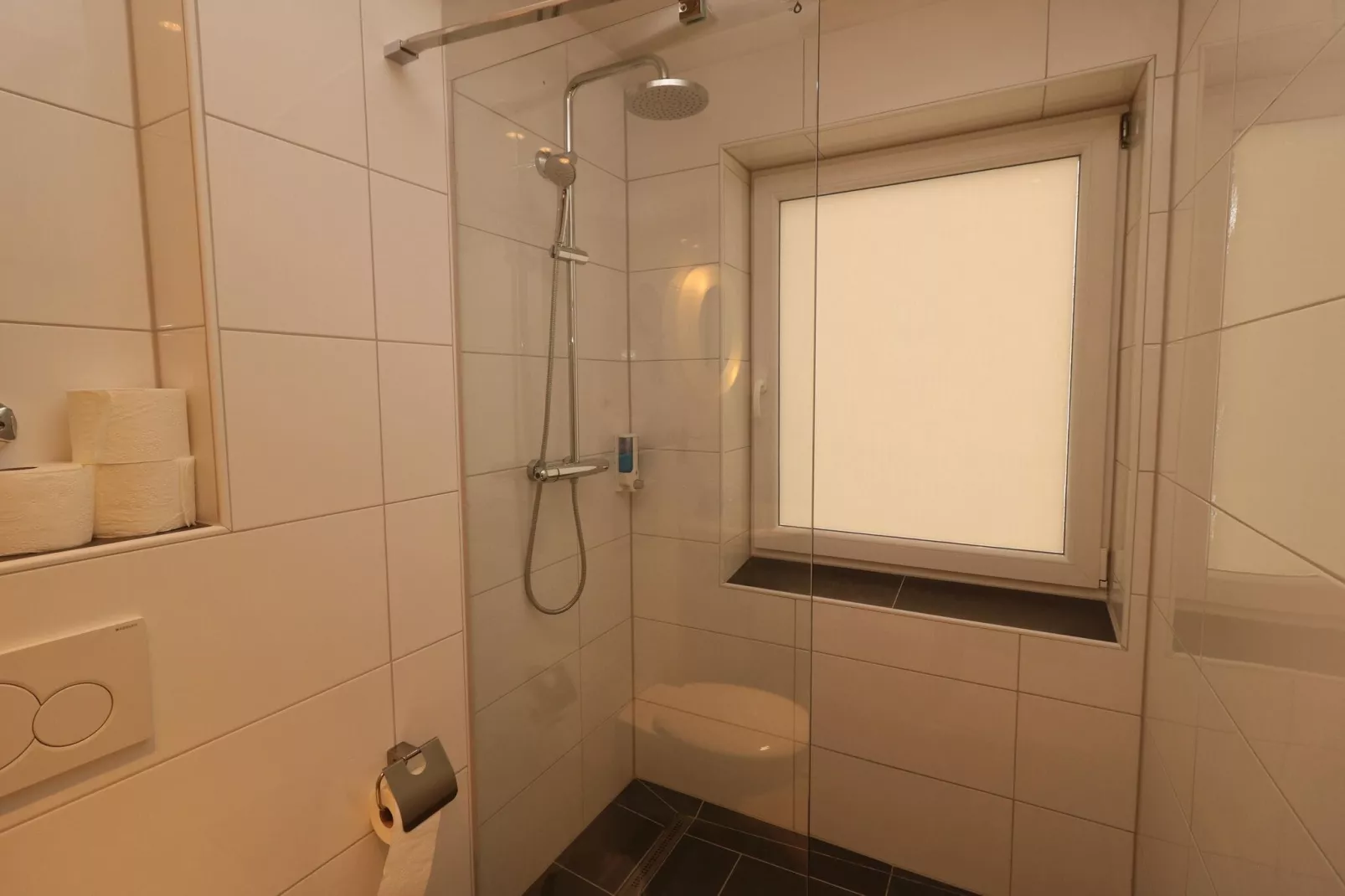 Zentrales Apartment in Messenähe-Bathroom