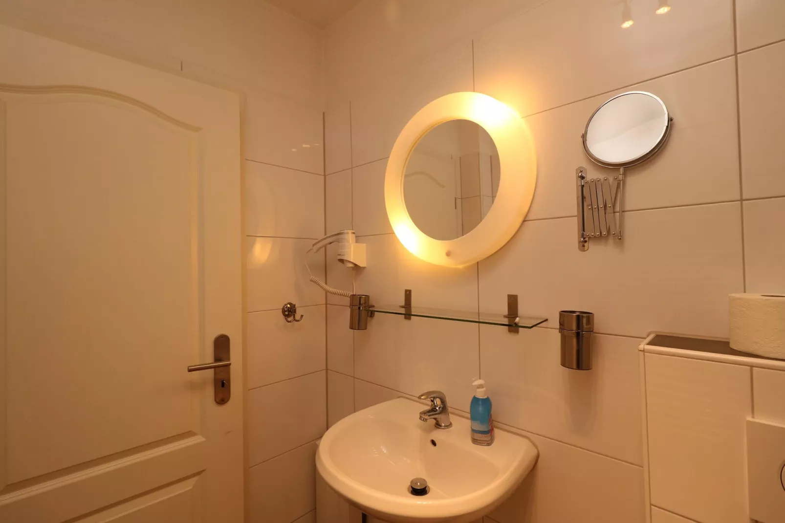 Zentrales Apartment in Messenähe-Bathroom