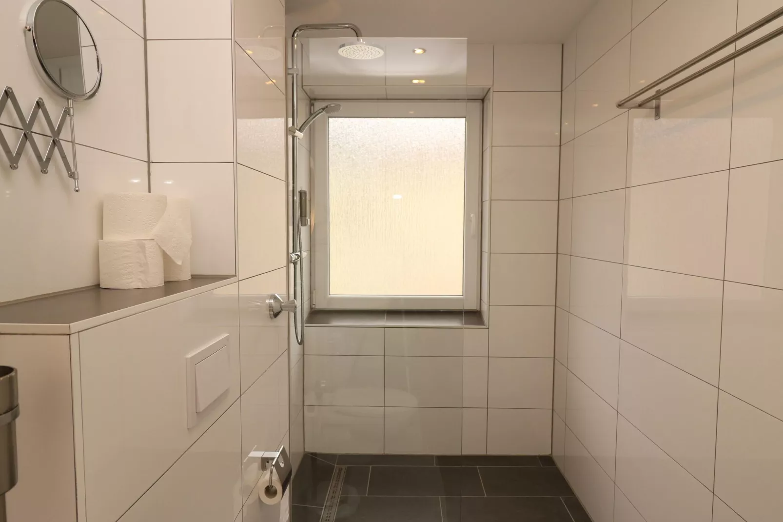 Zentrales Apartment in Messenähe-Bathroom
