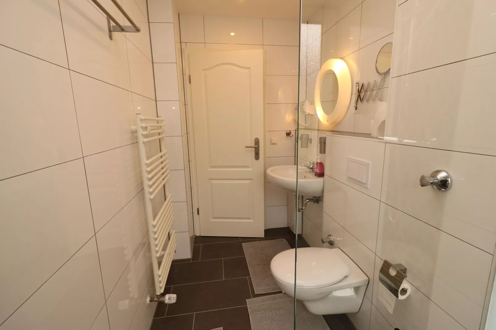 Zentrales Apartment in Messenähe-Bathroom