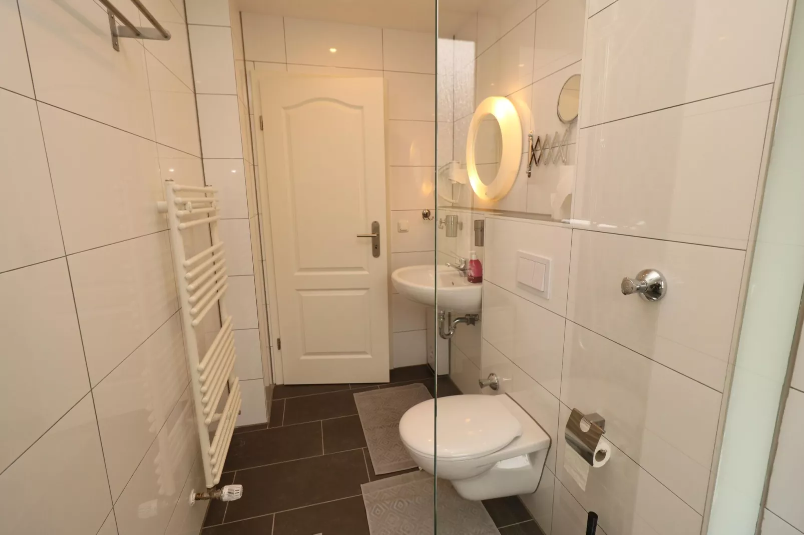 Zentrales Apartment in Messenähe-Bathroom