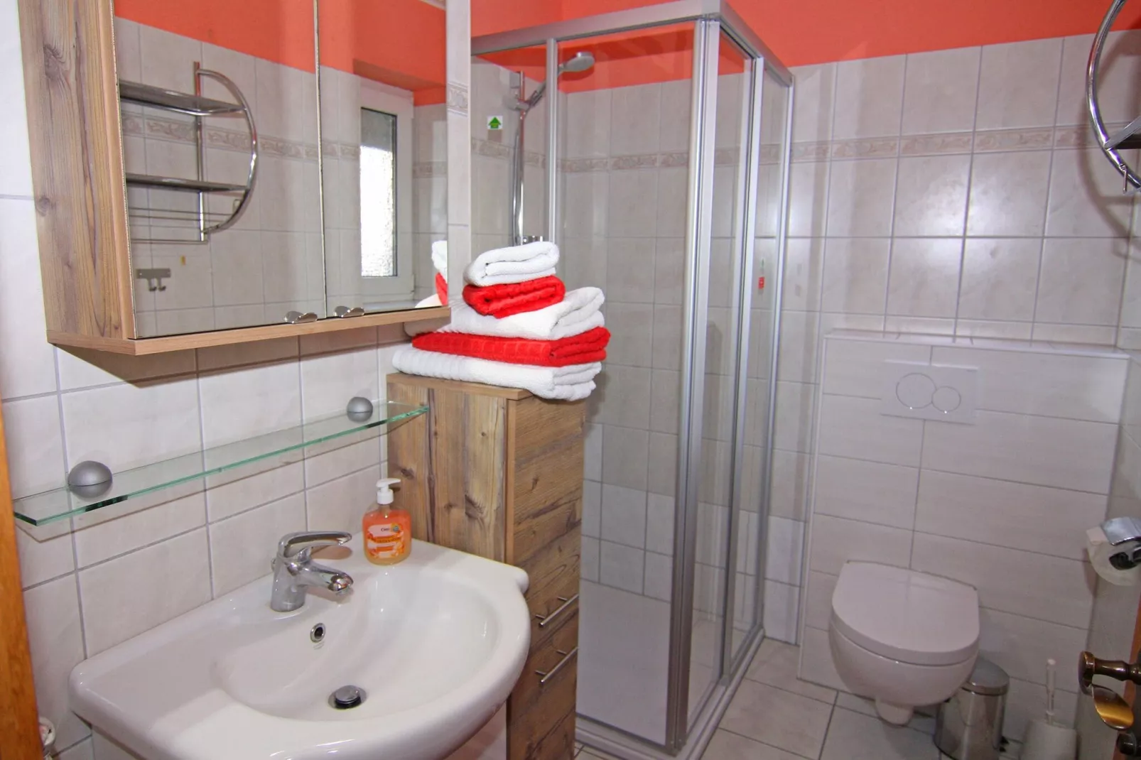 App 1 / 3 Raum App im EG 65 m²-Bathroom