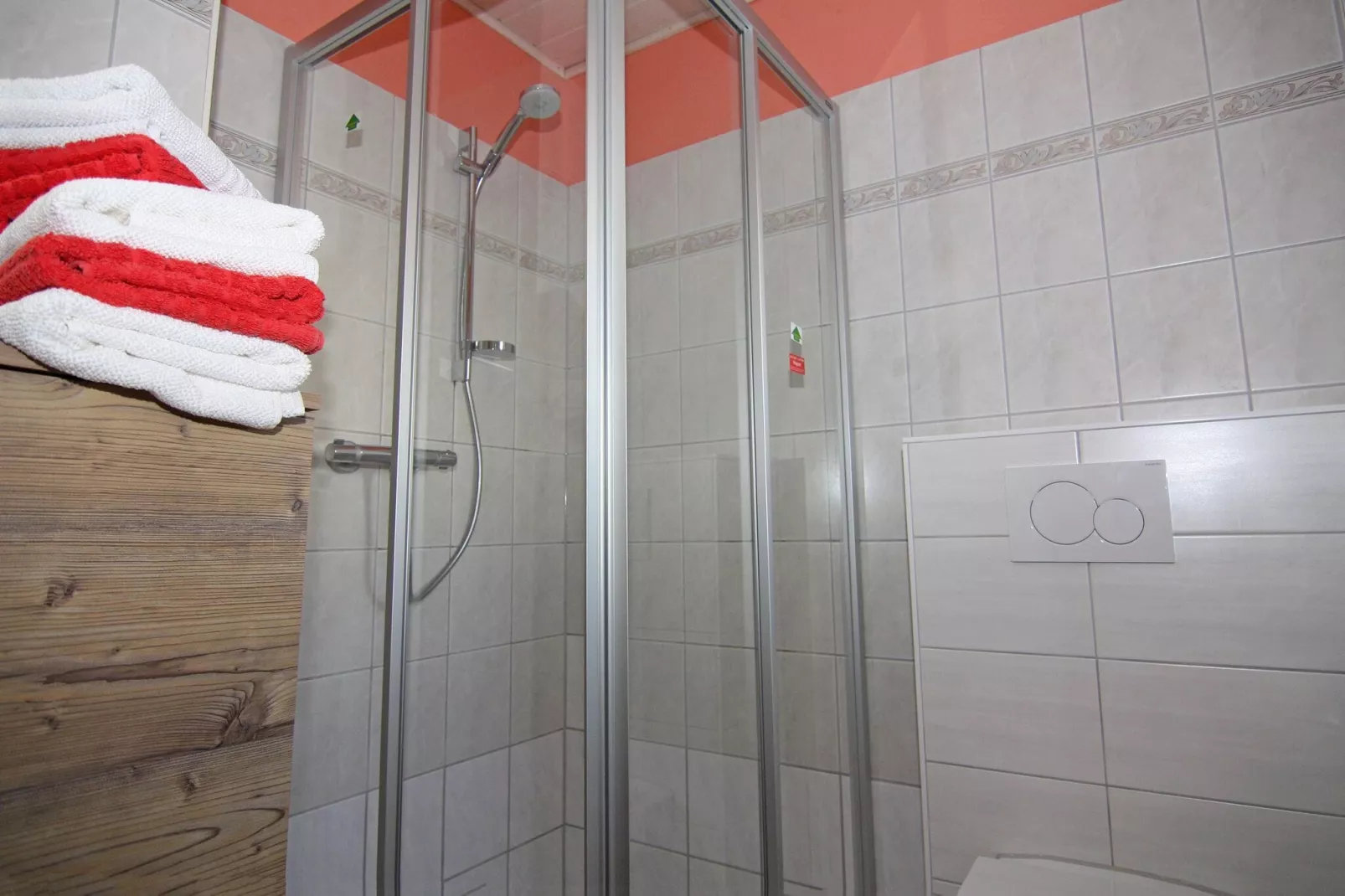 App 1 / 3 Raum App im EG 65 m²-Bathroom