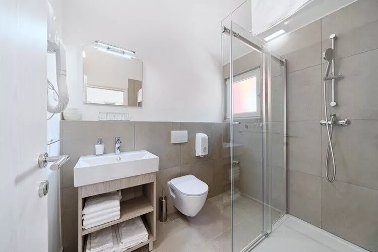 Apartments Medena Trogir - Seget Donji - B4plus1 Superior ca 46 qm für 5 Pers-Badezimmer
