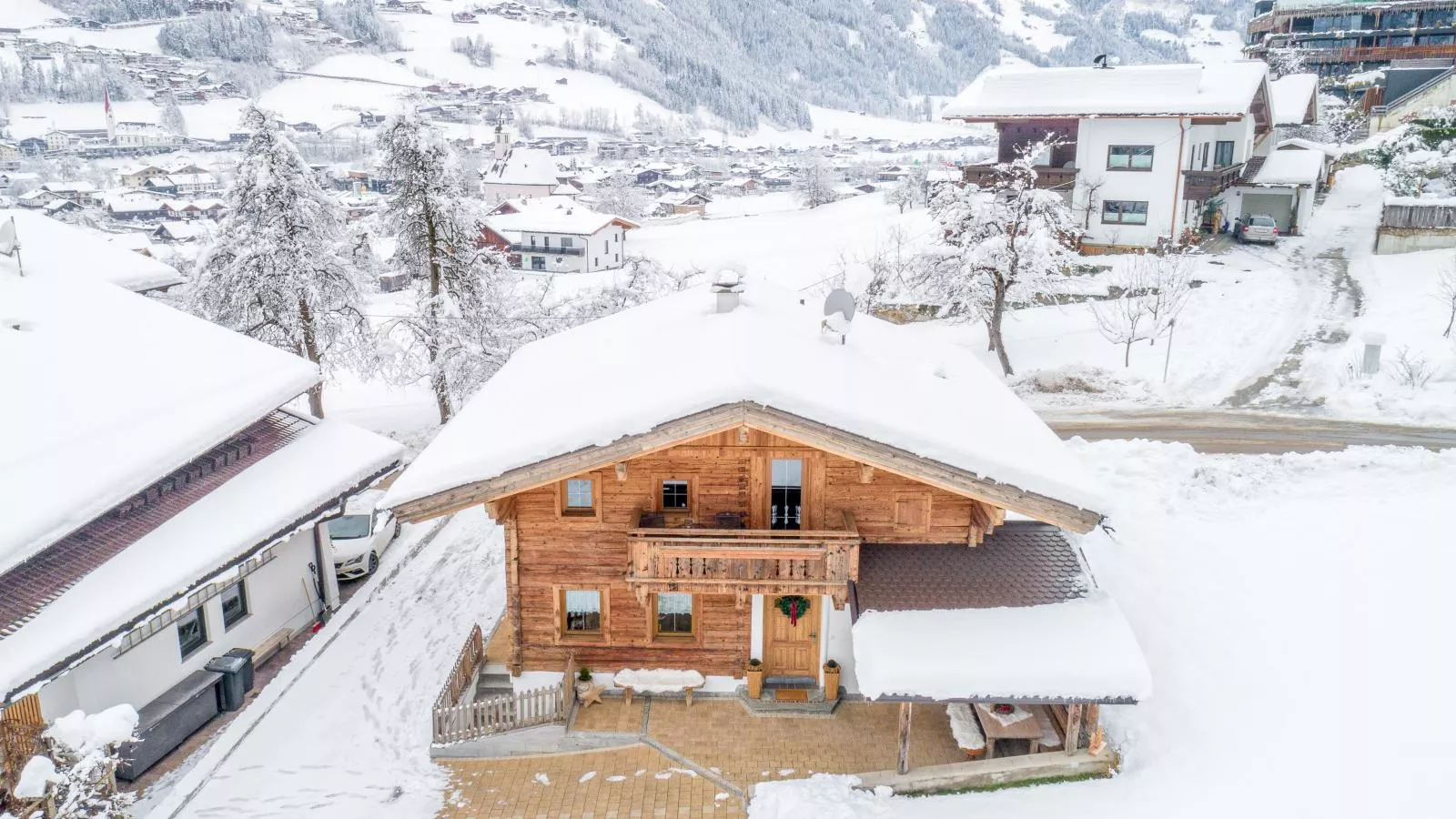 Rosalie-Lorena-Exterior winter