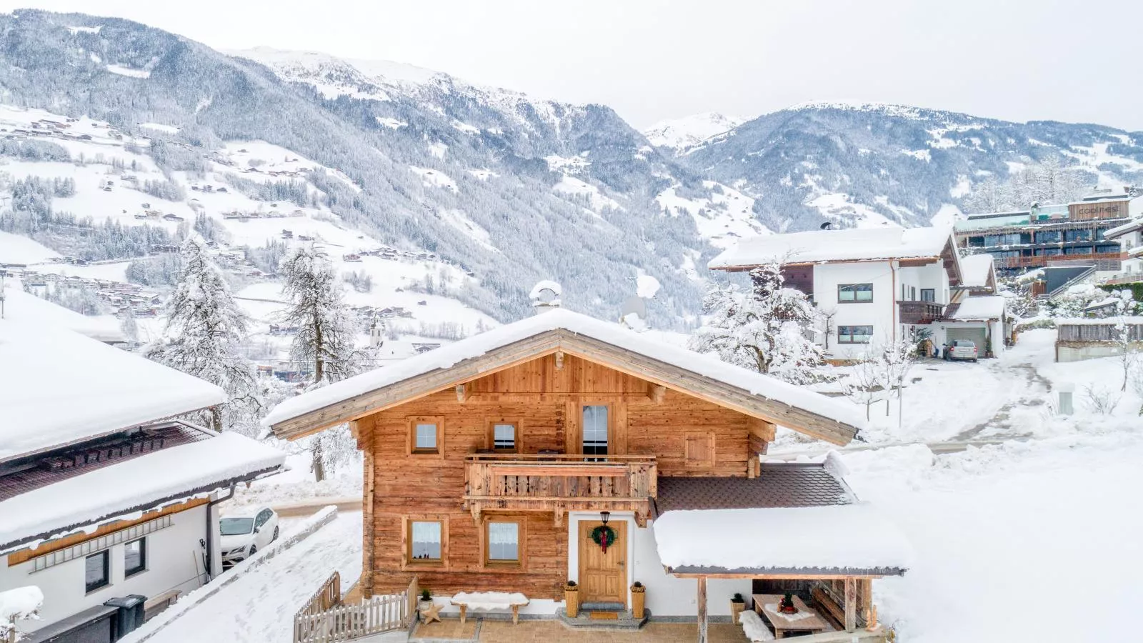 Rosalie-Lorena-Exterior winter