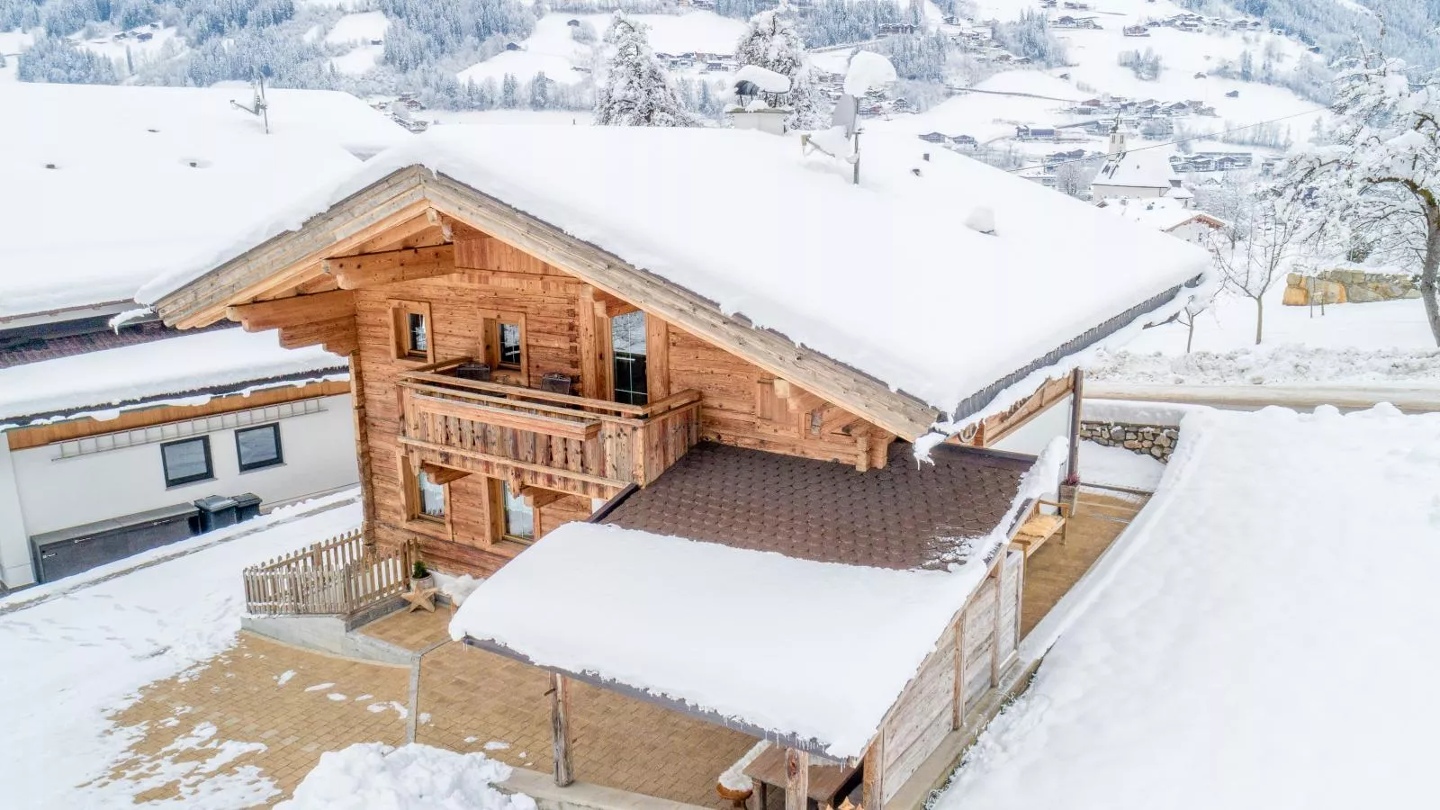Rosalie-Lorena-Exterior winter