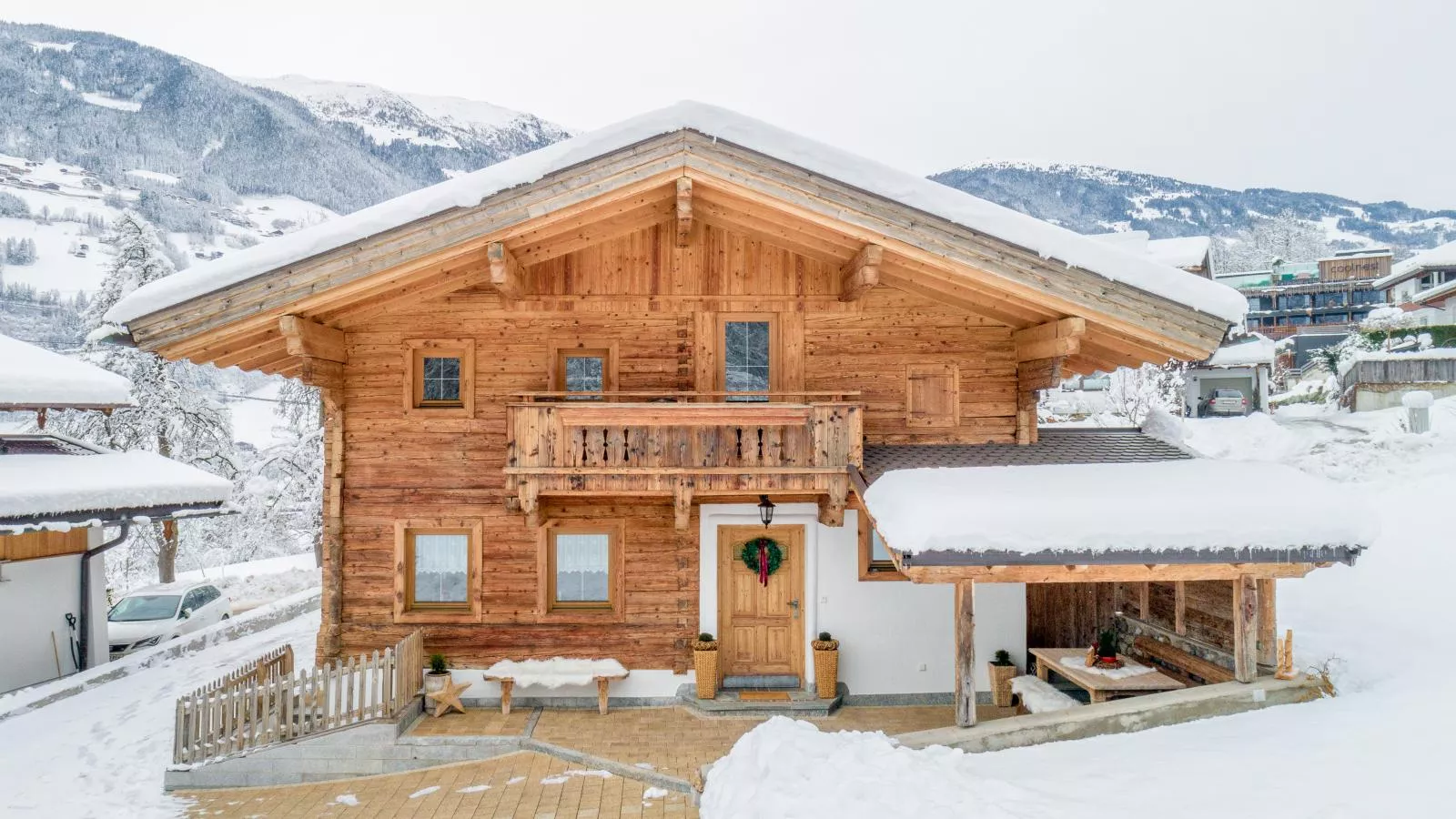 Rosalie-Lorena-Exterior winter