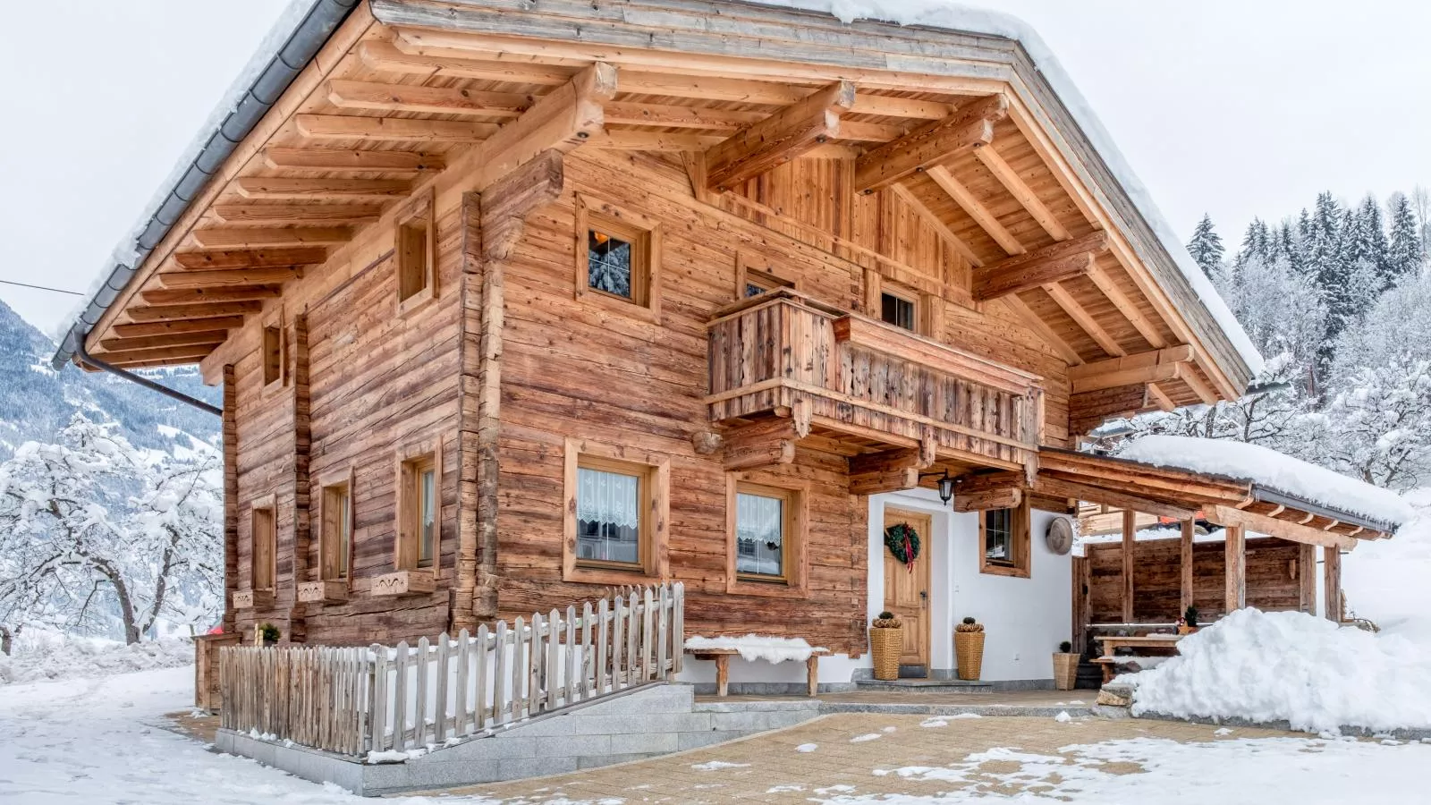Rosalie-Lorena-Exterior winter