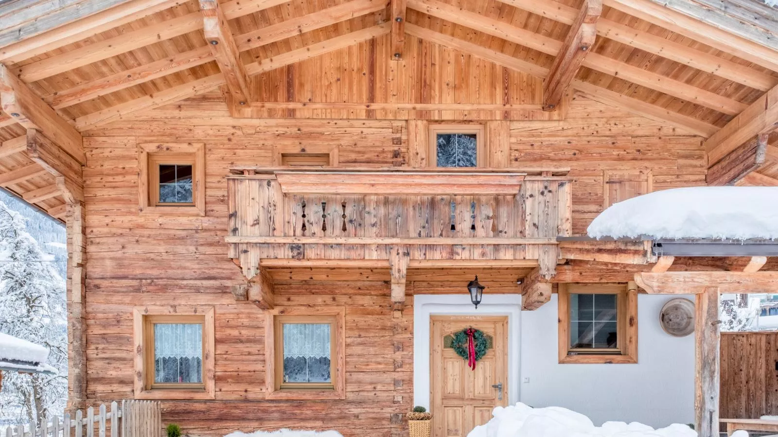 Rosalie-Lorena-Exterior winter