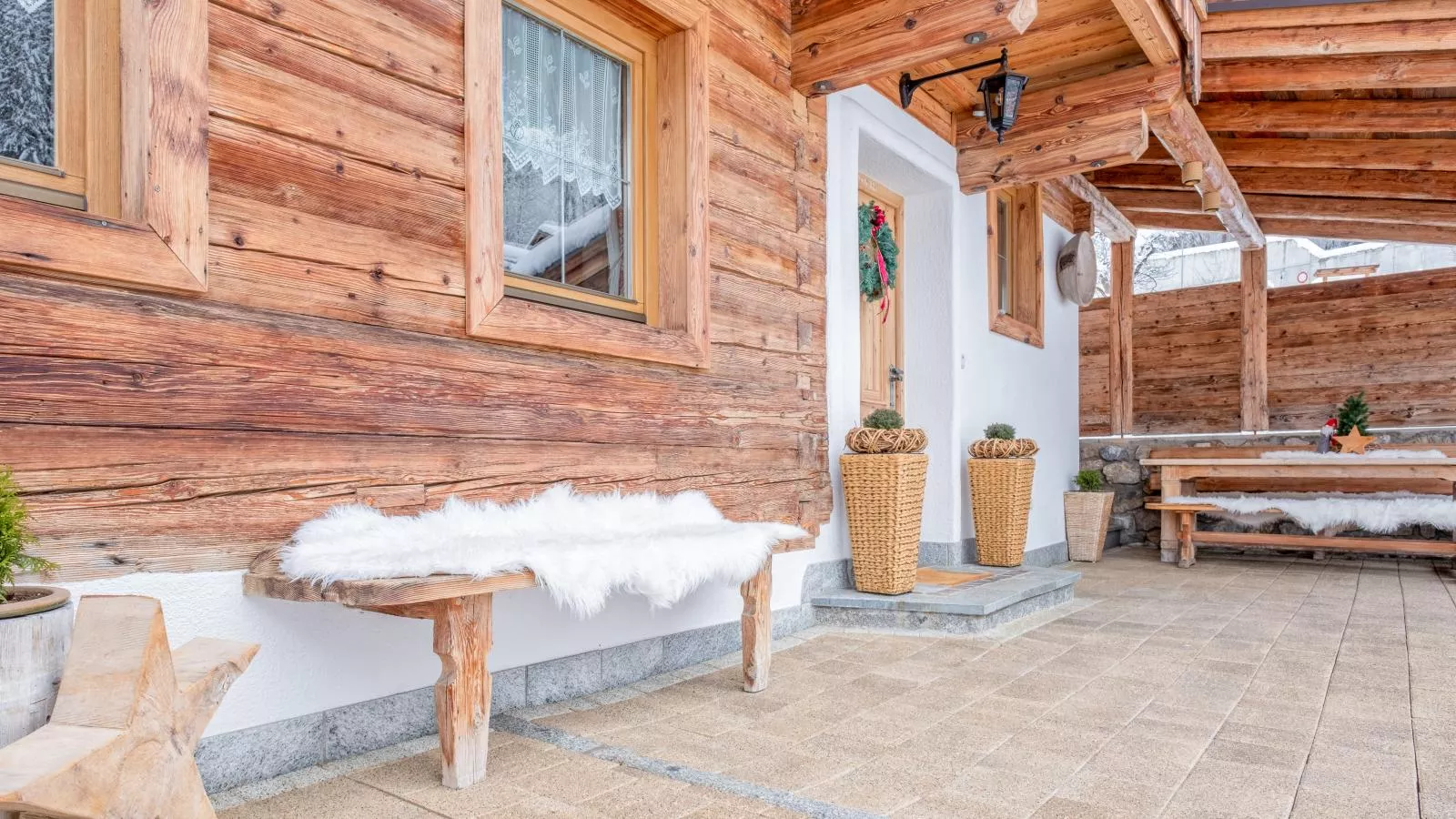 Rosalie-Lorena-Exterior winter
