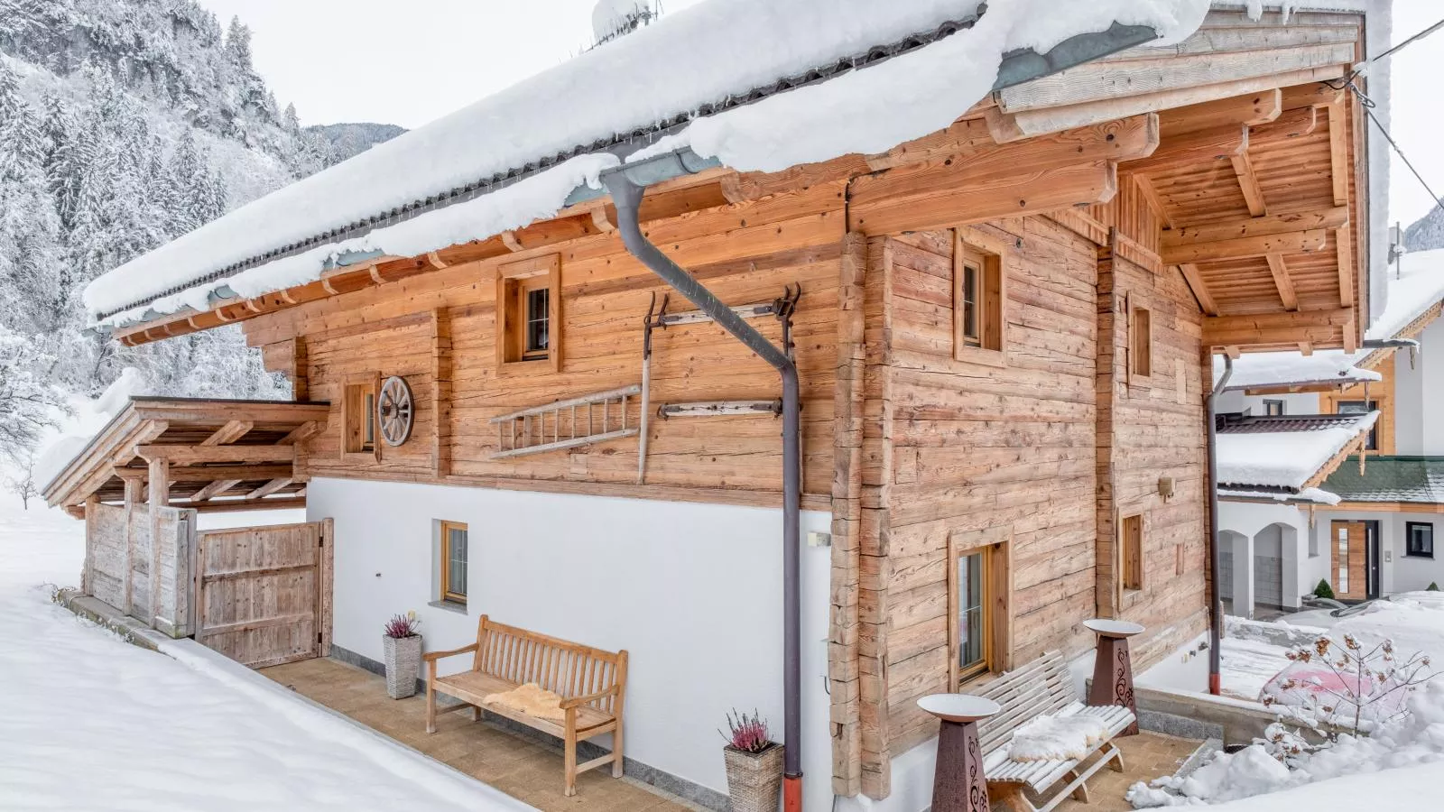 Rosalie-Lorena-Exterior winter