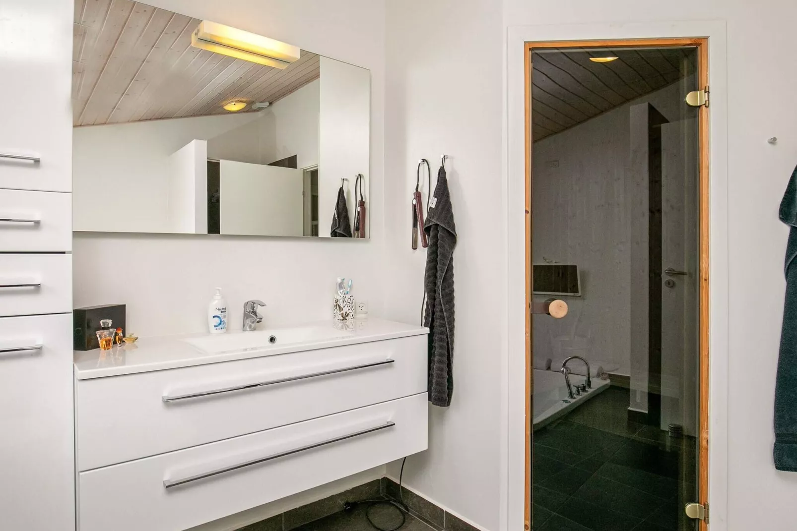 Cozy Dog-Friendly Cottage near Coast-By Traum-Indoor