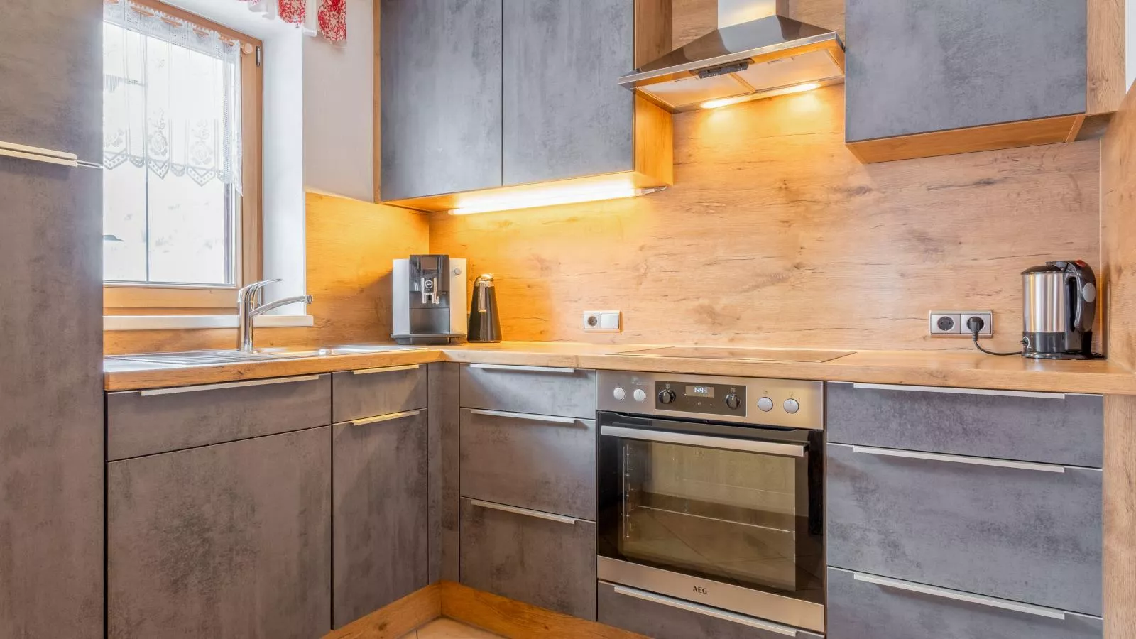 Rosalie-Lorena-Kitchen