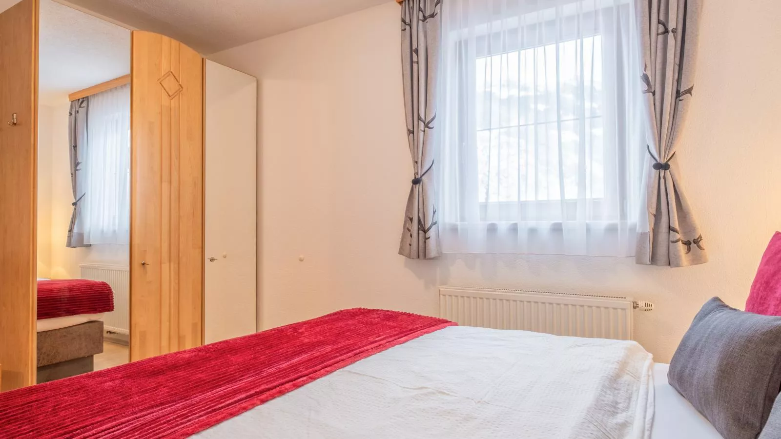 Rosalie-Lorena-Bedroom