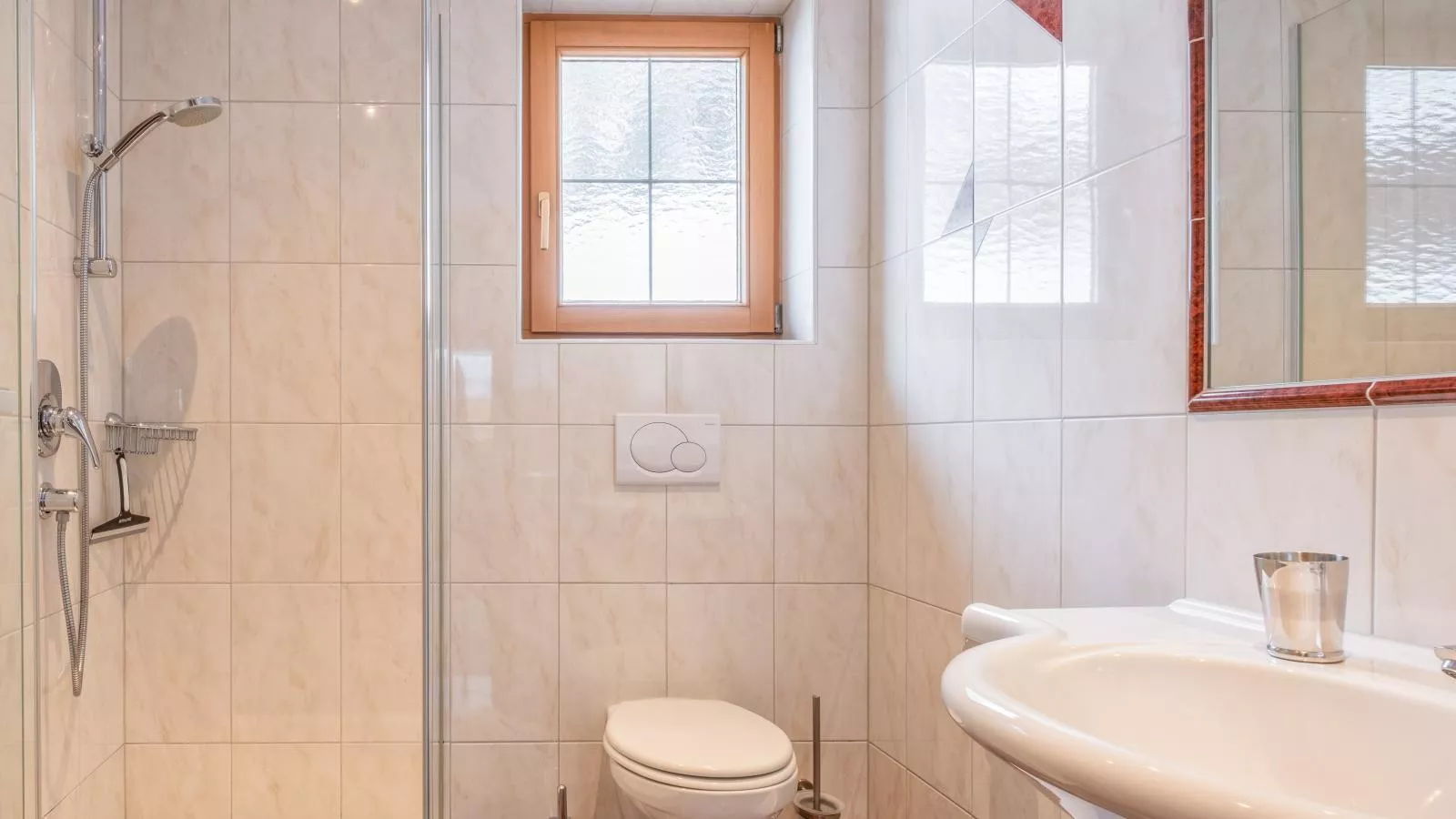 Rosalie-Lorena-Bathroom
