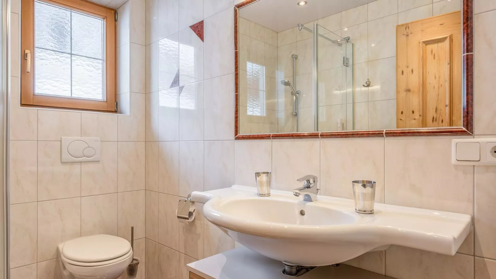 Rosalie-Lorena-Bathroom