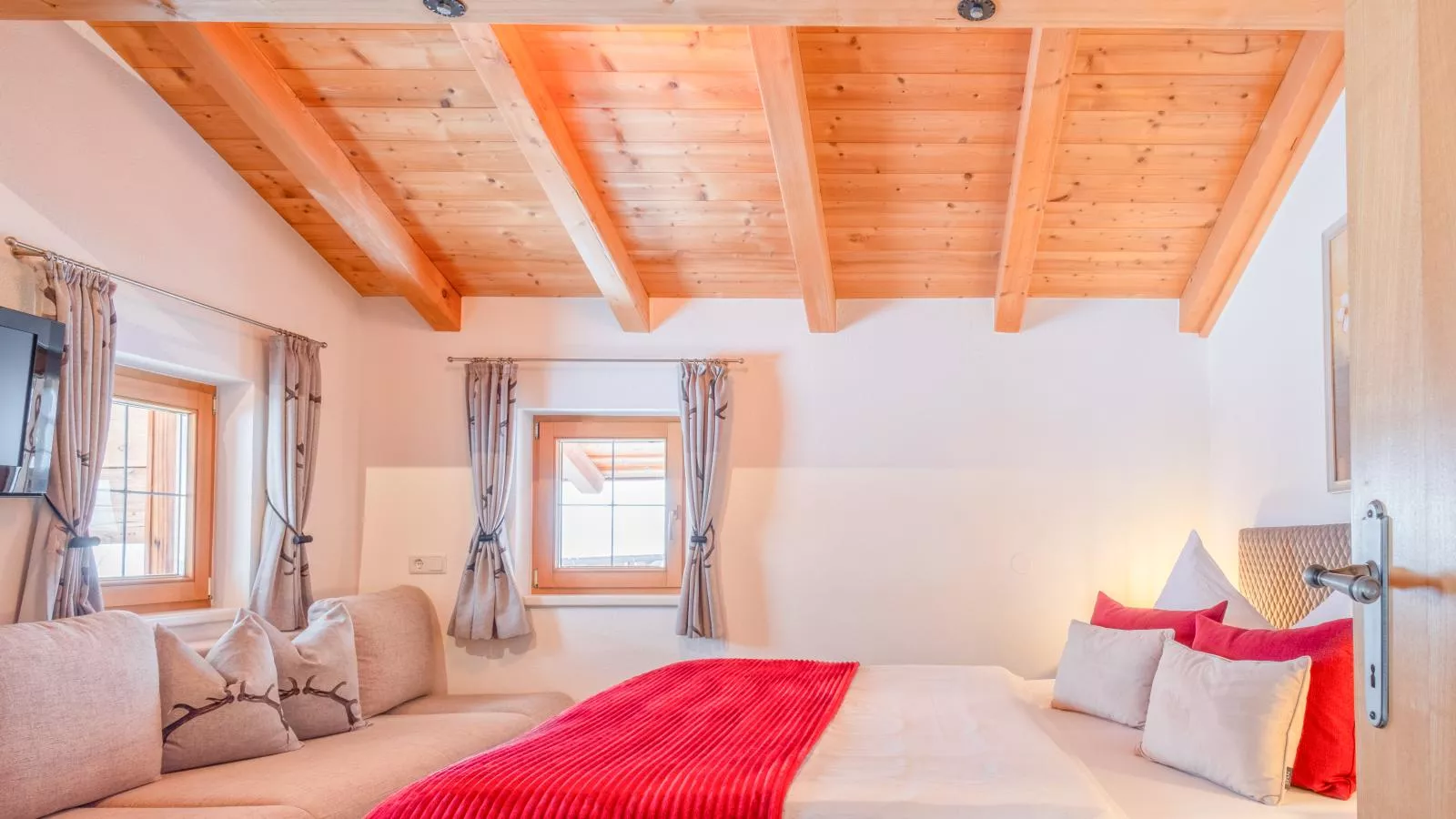 Rosalie-Lorena-Bedroom