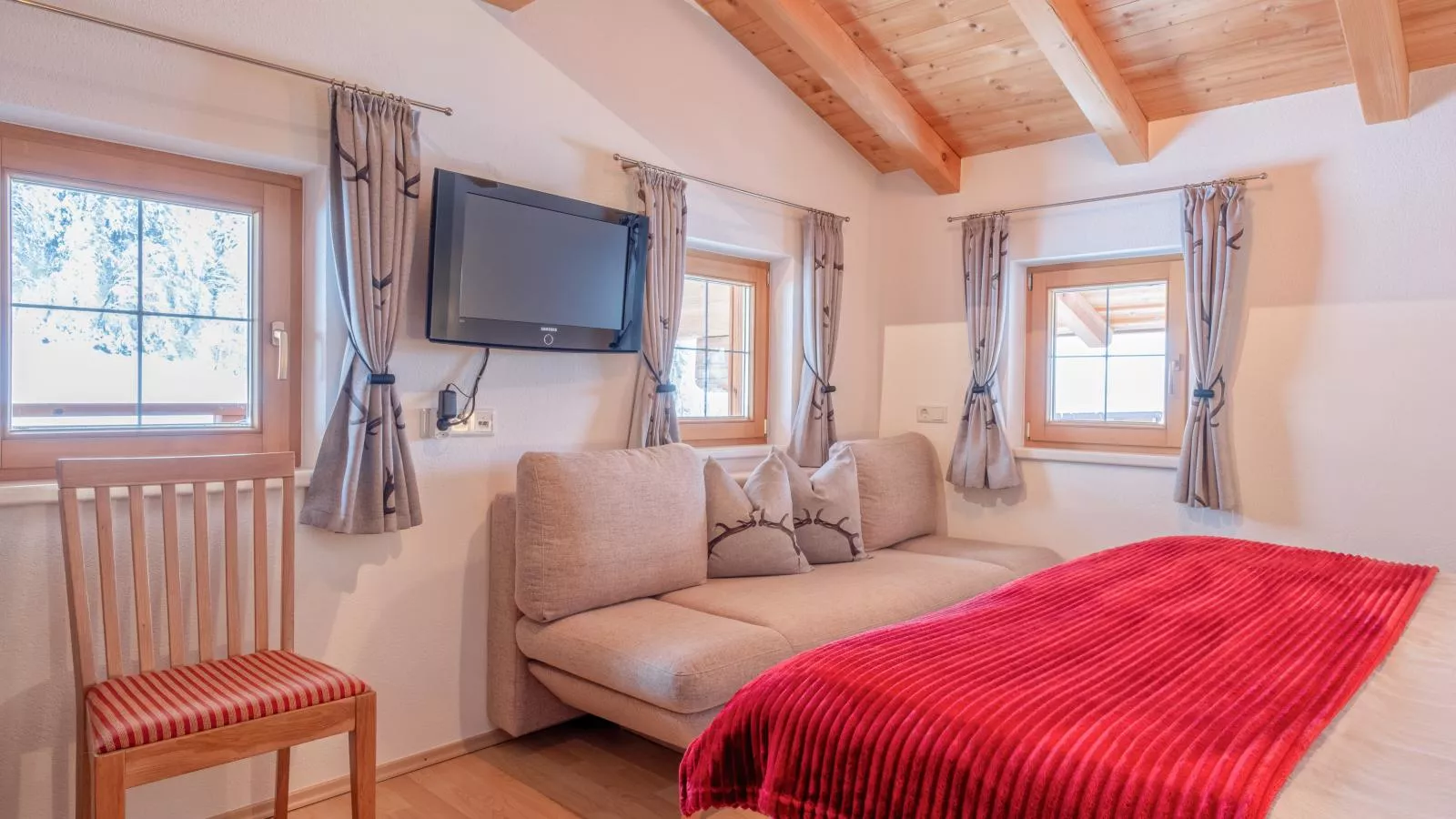 Rosalie-Lorena-Bedroom