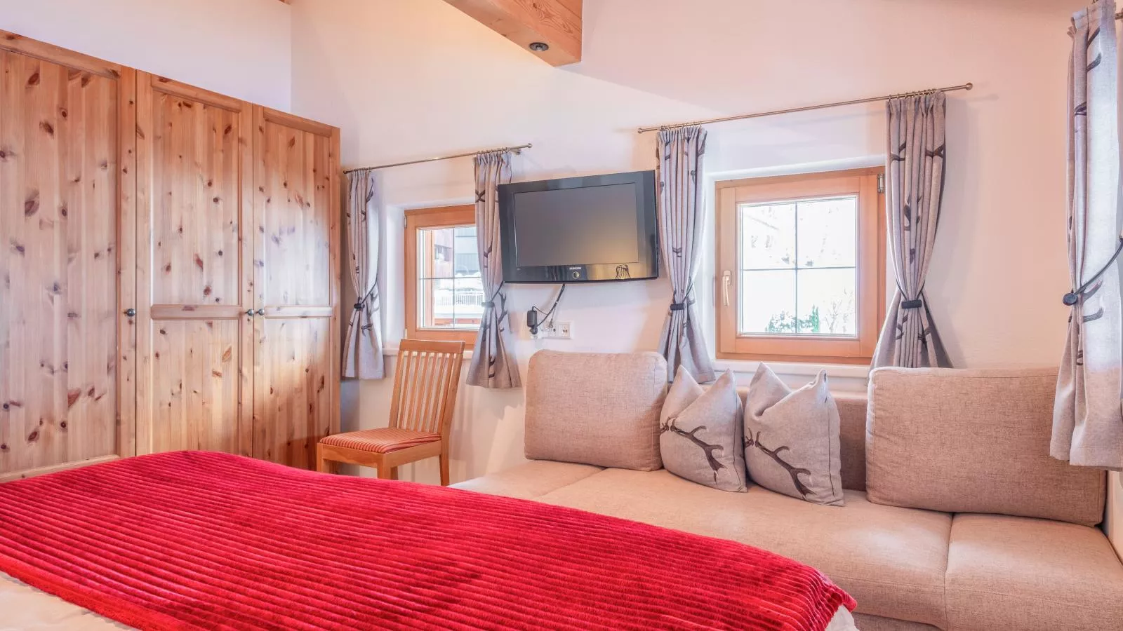 Rosalie-Lorena-Bedroom