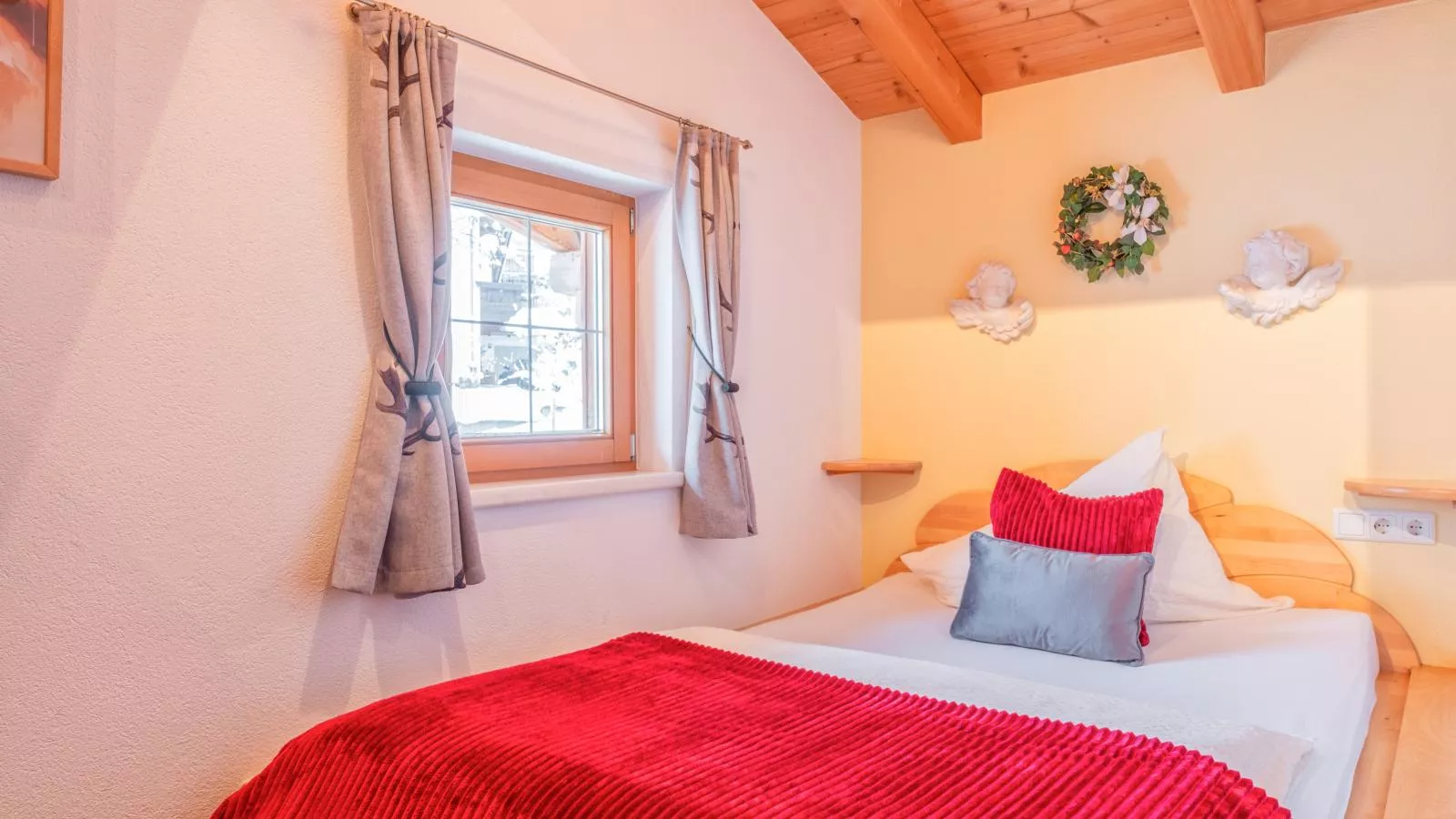 Rosalie-Lorena-Bedroom