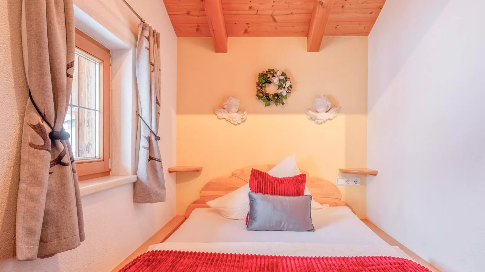 Rosalie-Lorena-Bedroom