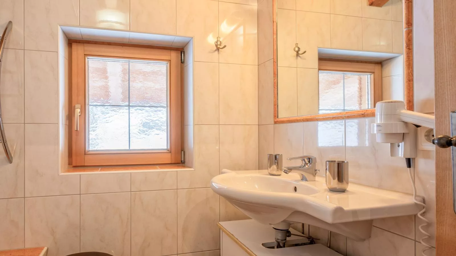 Rosalie-Lorena-Bathroom