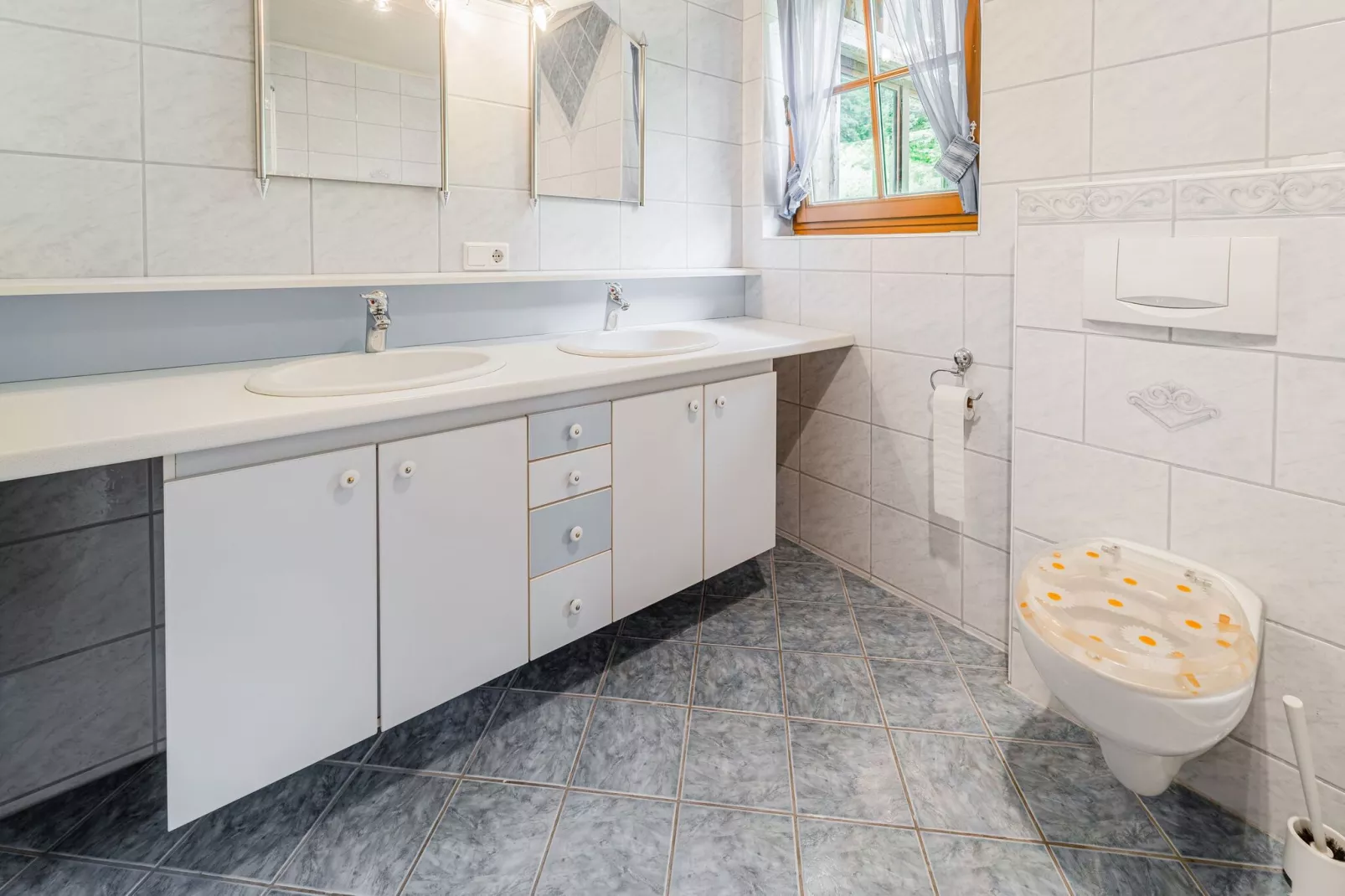 Herzebenalm-Bathroom
