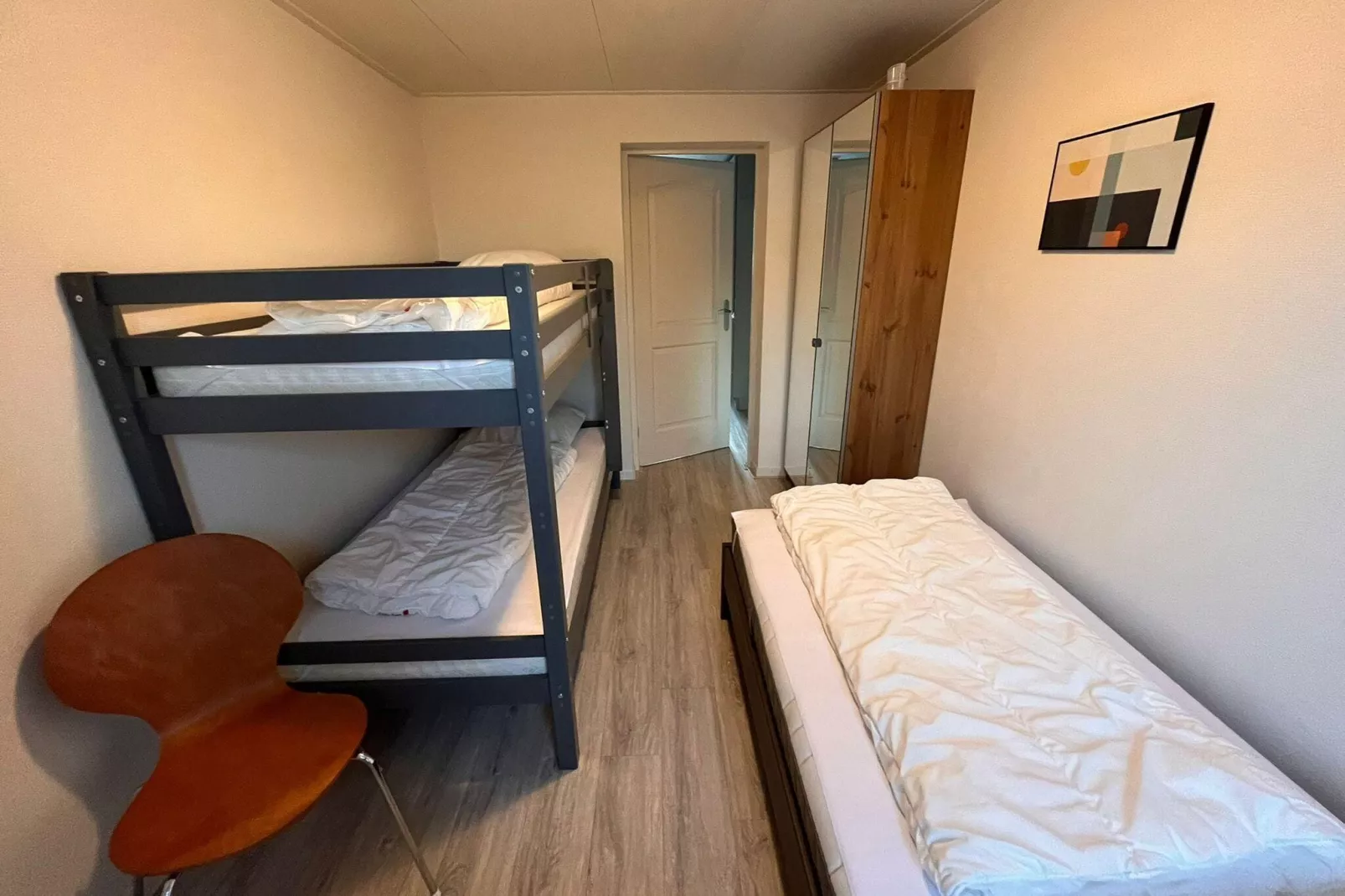 Fijne bungalow in Makkum-Bedroom