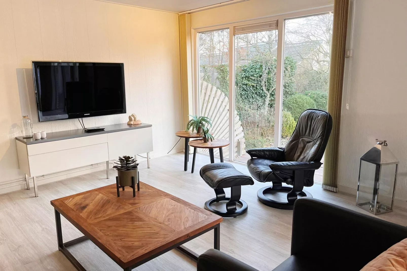 Fijne bungalow in Makkum-Living room