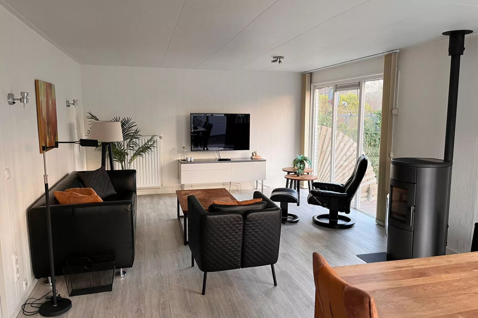 Fijne bungalow in Makkum-Living room