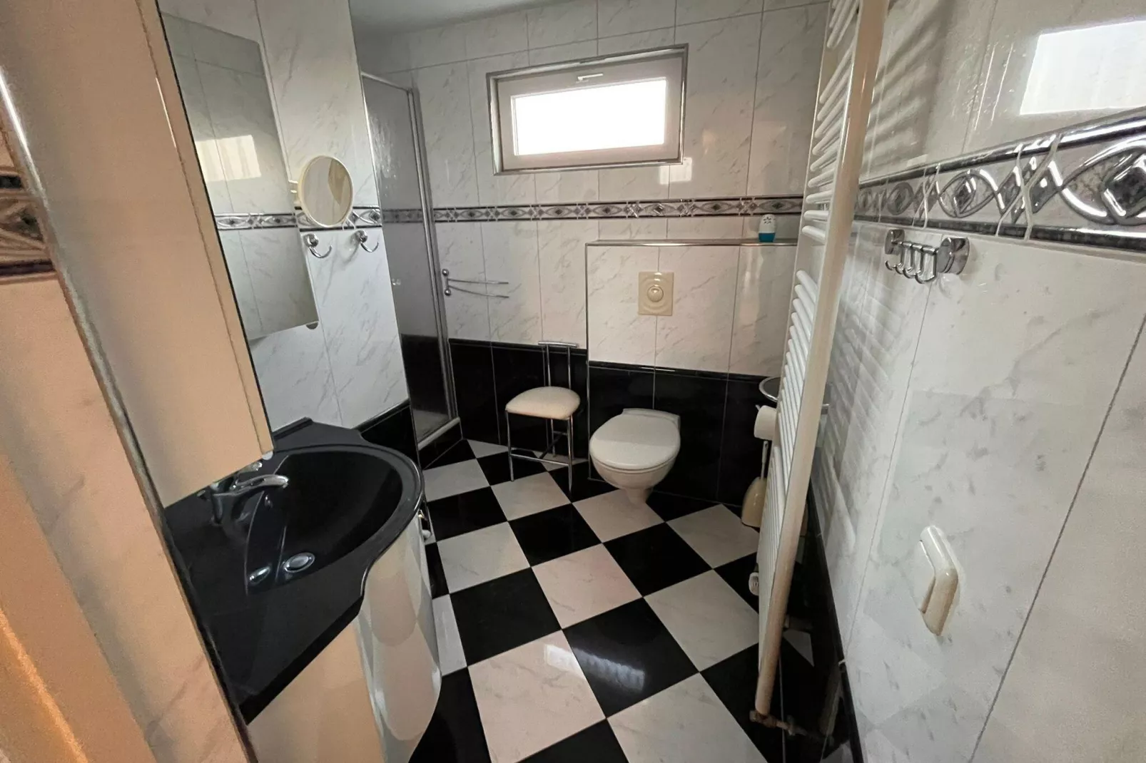 Fijne bungalow in Makkum-Bathroom