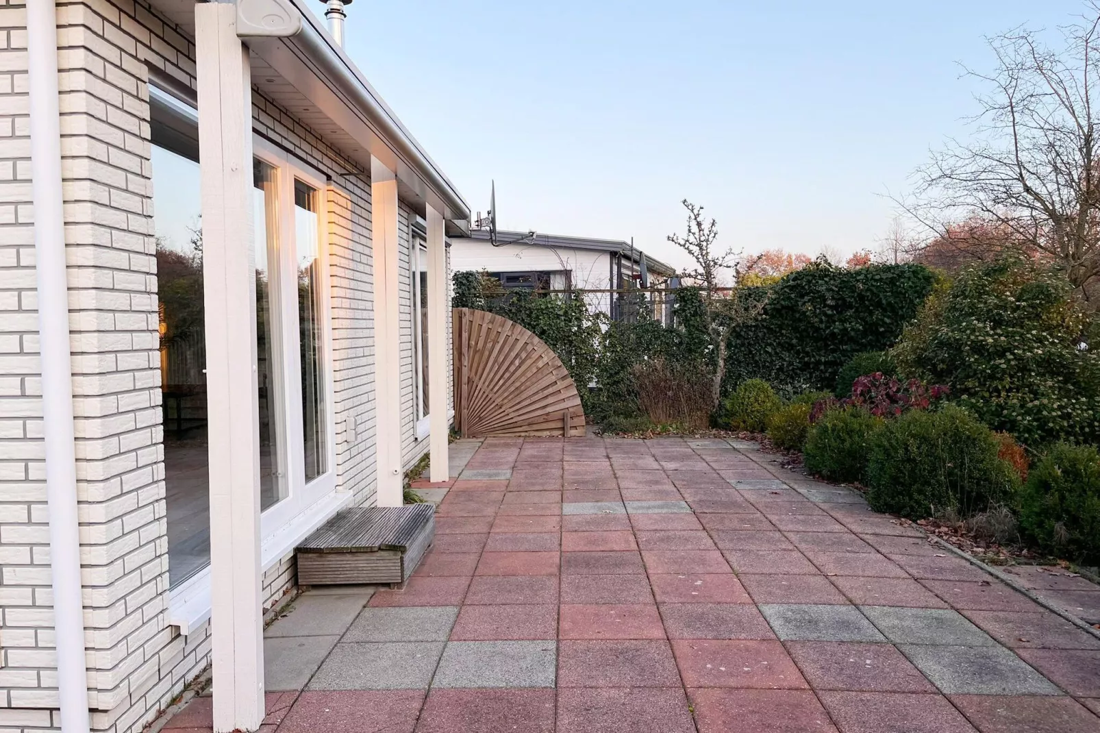 Fijne bungalow in Makkum-Terrace balcony