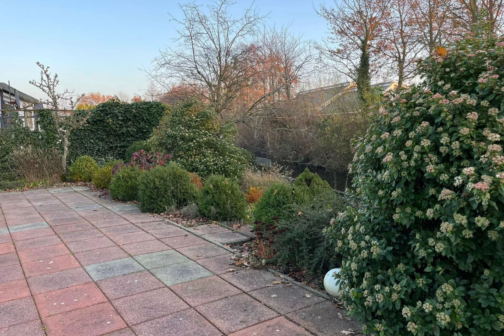 Fijne bungalow in Makkum-Terrace balcony
