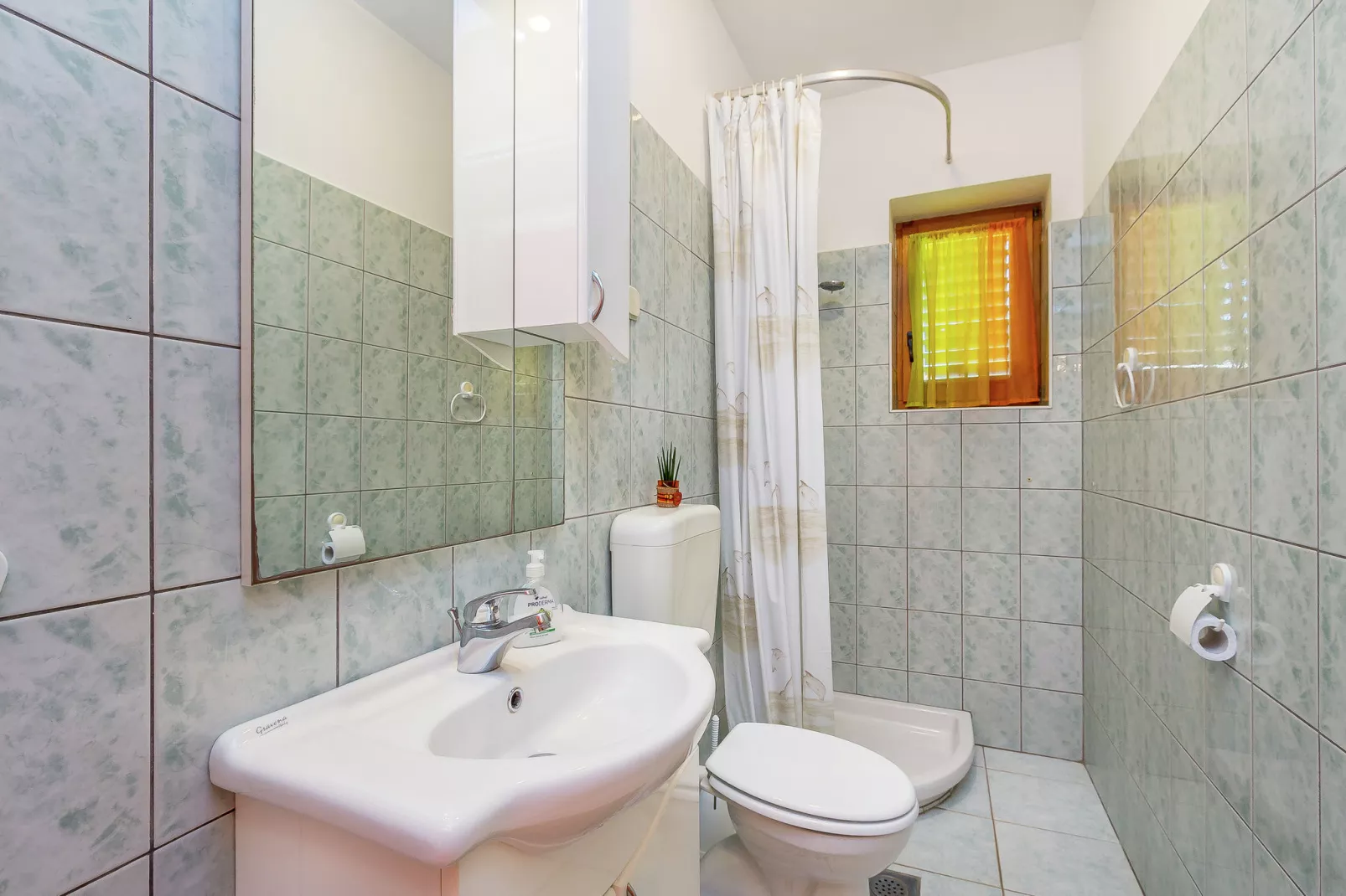 Mirna 2-Bathroom